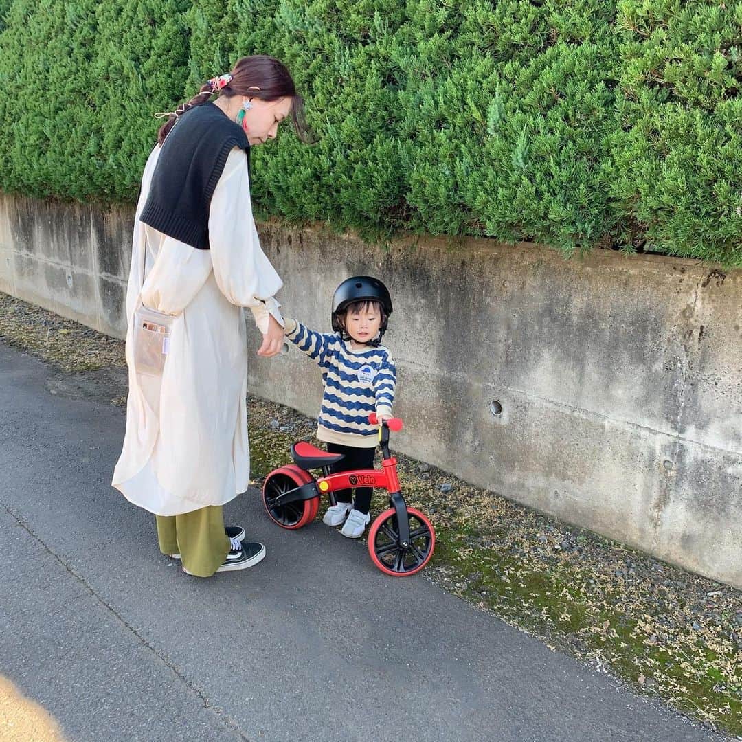 のインスタグラム：「11月なのに、24℃🌞 今週は、暖かくて 過ごしやす〜い🥰🌈✨ * 👜→@plasticity_atelier  このバッグは、廃棄された ビニール傘☂️を再利用して、作られてるんだって♻️ * 水や汚れにも 強いので、スマホや鍵だけ持って、👶🏻と 公園へ行く時などにも 大活躍しています❤️ * 他にも色々な形の👜があったよ👀☂️♻️✨ #plasticity#サステナブル#バッグ#男の子#PR」