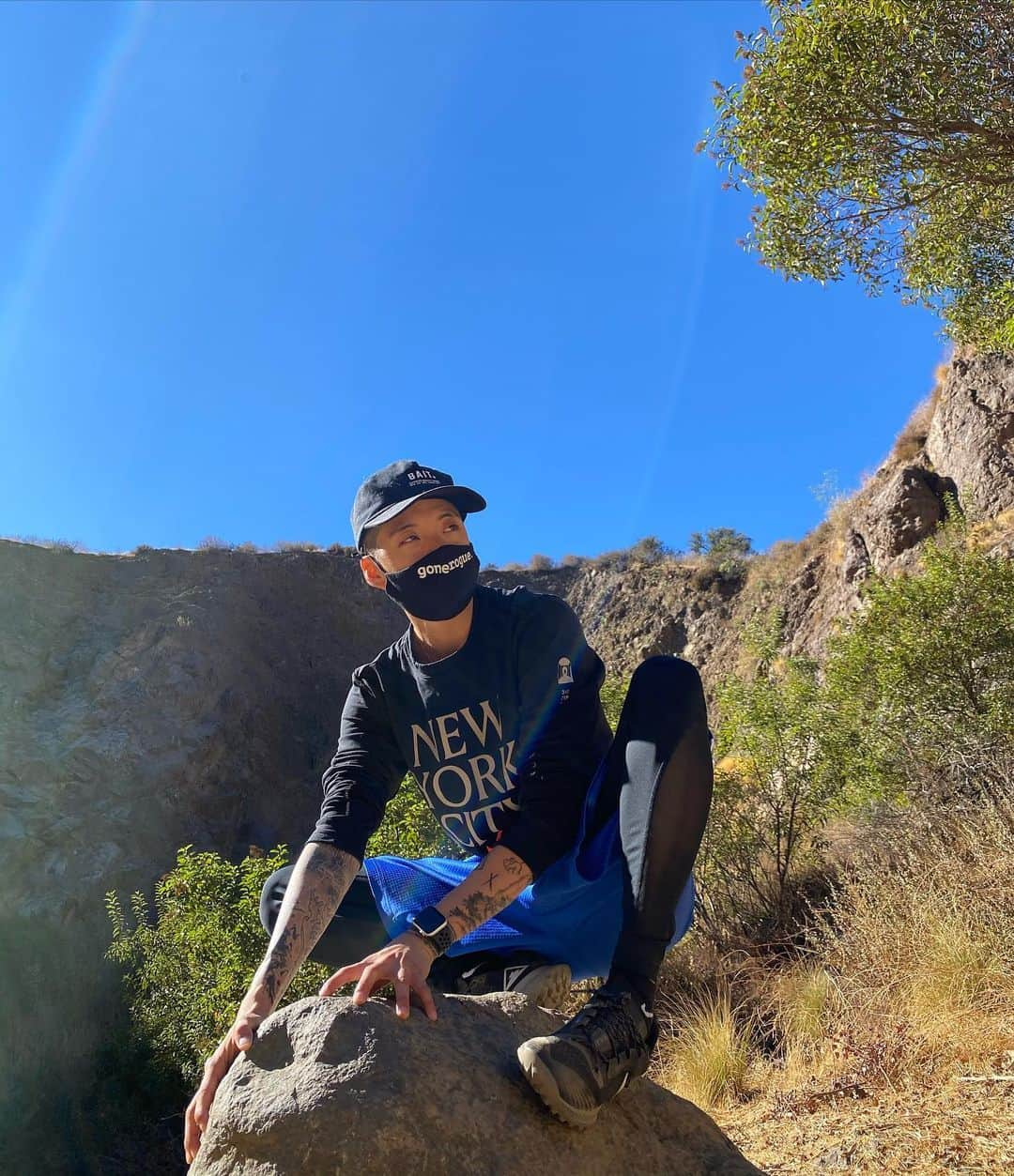 アンバー のインスタグラム：「Im just really busy “rock climbing”」