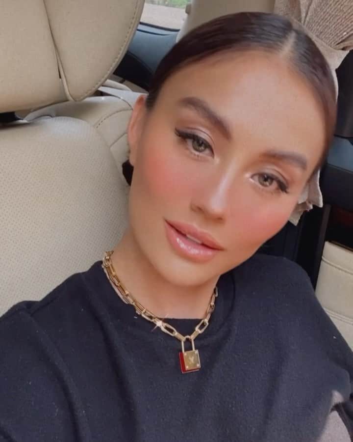 アグネス・モニカのインスタグラム：「😋 listening to this version be like..  . . #AGNEZMO #DamnILoveYou2.0 like and tag someone who would love to hear this version.  @chrisbrownofficial you murdered this.」