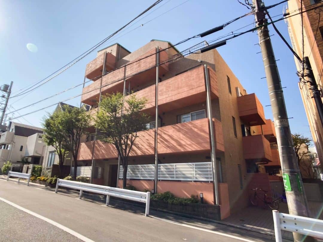 せたがやクラソンのインスタグラム：「『オオゼキまで徒歩1分。 205』﻿ ﻿ ・東急世田谷線上町駅 徒歩4分 ・8.1万円・24.01㎡・1K ___________________________________________________________________﻿  暮らしたい街の条件は人それぞれ。  私の場合、住まいのなるべく近くに、 お気に入りのスーパーがあることがとても重要だと思っています。  今回の物件は、東京のご当地スーパーの巨頭の一つとも言われている スーパー「オオゼキ」の上町店から徒歩1分！  世田谷線「上町」駅からも4分と好立地。  お部屋は、いたってベーシックな1K。 玄関すぐのキッチンは2口コンロにグリル付き。 収納もしっかりついているので、いろいろな道具を揃えて、 手の込んだお料理にも挑戦したくなります。  素晴らしいスーパーも近いことですし、お料理の腕をふるいたい方にとにかくおすすめです。 内見をされる際はぜひ「オオゼキ」にもお立ち寄りを！  ⚠︎写真はクリーニング前の状態です  ▼この物件の詳細、﻿ そのほかのお部屋はプロフィールのリンクから﻿ @setagayakurasson﻿ ___________________________________________________________________﻿ ﻿ 「オンラインでお部屋探し」スタートしました！ ご相談お待ちしております。 ﻿ ﻿https://setagayakurasson.com/online _____________________________________________________________________﻿ ﻿ #せたがやクラソン #せたがやンソン #賃貸 #お部屋探し #オンラインお部屋探し #引っ越し #内見 #部屋 #ワンルーム #ひとり暮らし #ふたり暮らし #好きな街 #暮らしを楽しむ #キッチン #家具 #世田谷 #賃貸インテリア #リノベーション #コンシェルジュ #世田谷のお部屋探し  #世田谷線 #上町駅 #暮らしを楽しむ #スーパーオオゼキ #料理 #引越しの条件 #駅近」