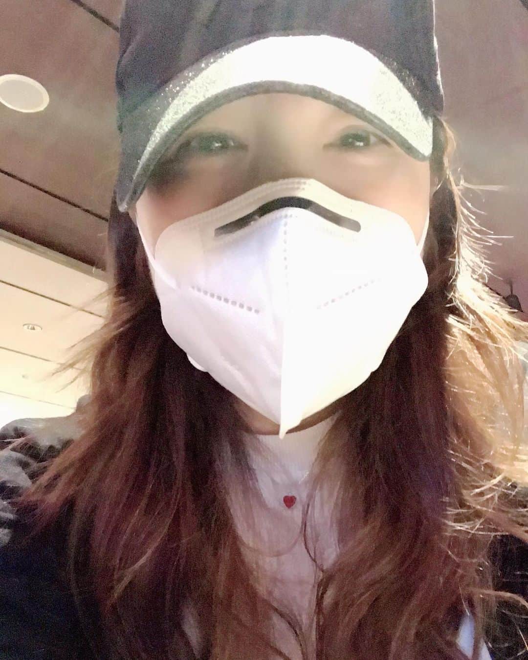 井上貴子のインスタグラム：「感染者が多いので KN95のマスクで 絶対にうつらない宣言！！  Happyで^ ^  コロナ禍に携わる 全てのお仕事の皆様。  心から 感謝しています。  引き続き油断せず お気をつけて お過ごし下さいませ。  #井上貴子  #LLPWX #女子プロレス #紅緒と柊音 #トイプードル #KN95マスク #TikTokはじめてみた #Twitterも見てね #感謝 #STOPCOVID19」