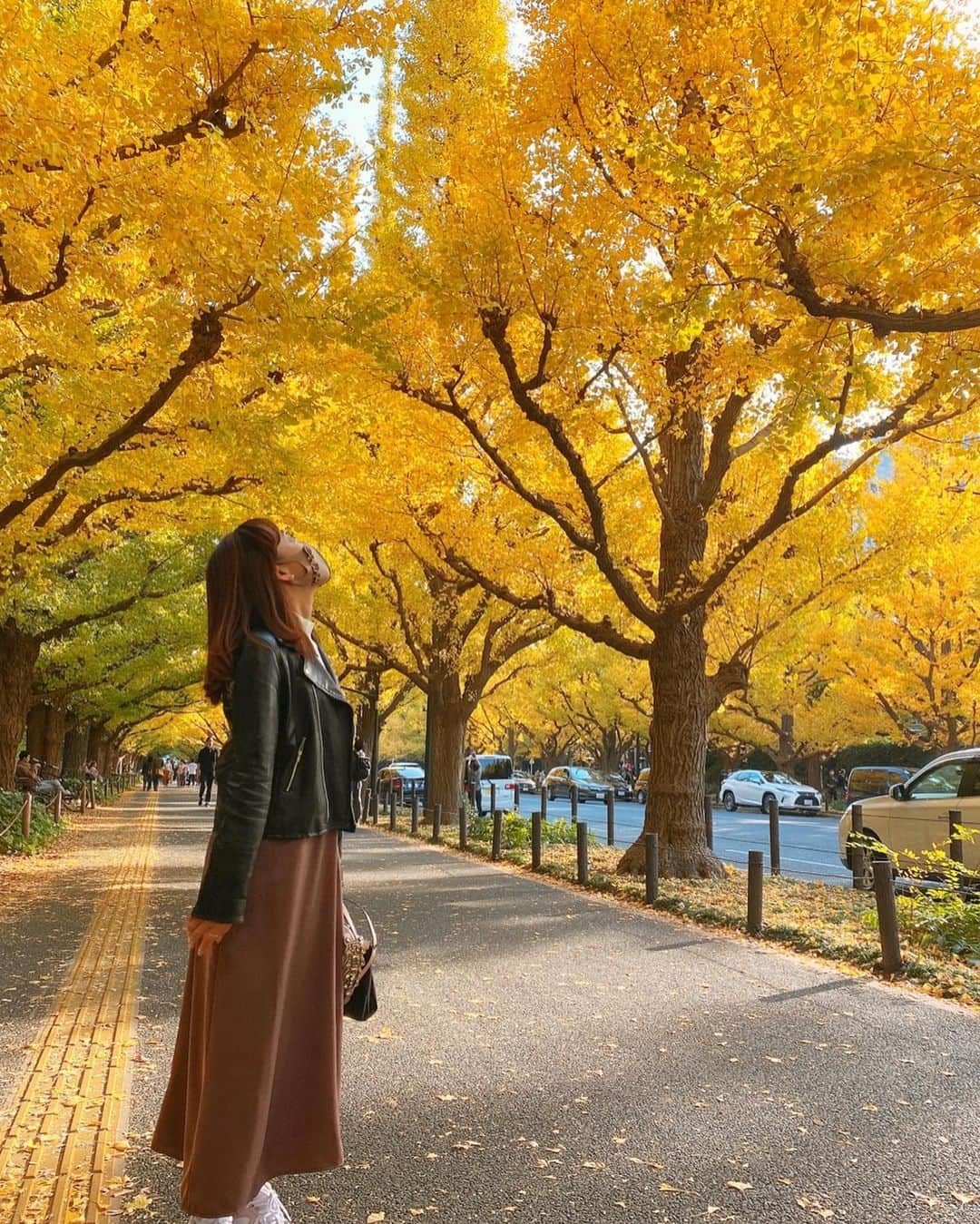 落合由佳のインスタグラム：「.✳︎ 関東は連日穏やかな天気が続いています。こんなに暖かな秋は贅沢ですね🥰  #外苑前いちょう並木 #お散歩 #秋コーデ #uniqloとgu #日本酒女子」