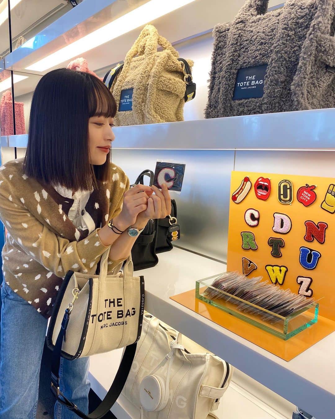 近藤千尋のインスタグラム：「MARC JACOBS AOYAMA さんに お邪魔しました🥰 @marcjacobs  リュクス感あるジャガード織りのTHE TOTE BAGが新登場💖 3サイズ展開でストラップを カスタマイズできます❗️ ミニサイズでも収納力抜群だし 可愛かった〜🥺🥺🥺 店内もカラフルで素敵でした💓  全身　@marcjacobs  のお洋服です😘  #MARCJACOBS  #THEMARCJACOBS」