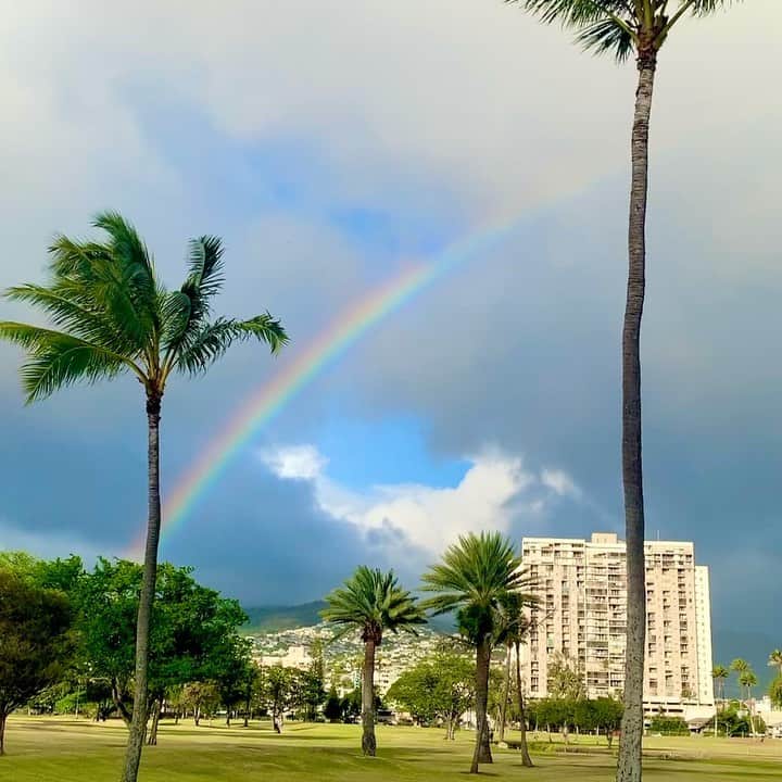 小池絵未のインスタグラム：「🌈 Rainbow states🌈   レインボー大好き過ぎて、触りたくなる〜  #ハワイ #ハワイ旅行 #ハワイ生活 #ハワイ好きな人と繋がりたい #ワイキキ #アメリカ生活 #スキンケア #アンチエイジング #アンチエイジングケア #hawaii  #hawaiilife #hawaiilifestyle #waikiki  #アラワイ #ハワイゴルフ #rainbow #虹 #虹色の未来　 #ゴルフ好きな人と繋がりたい」