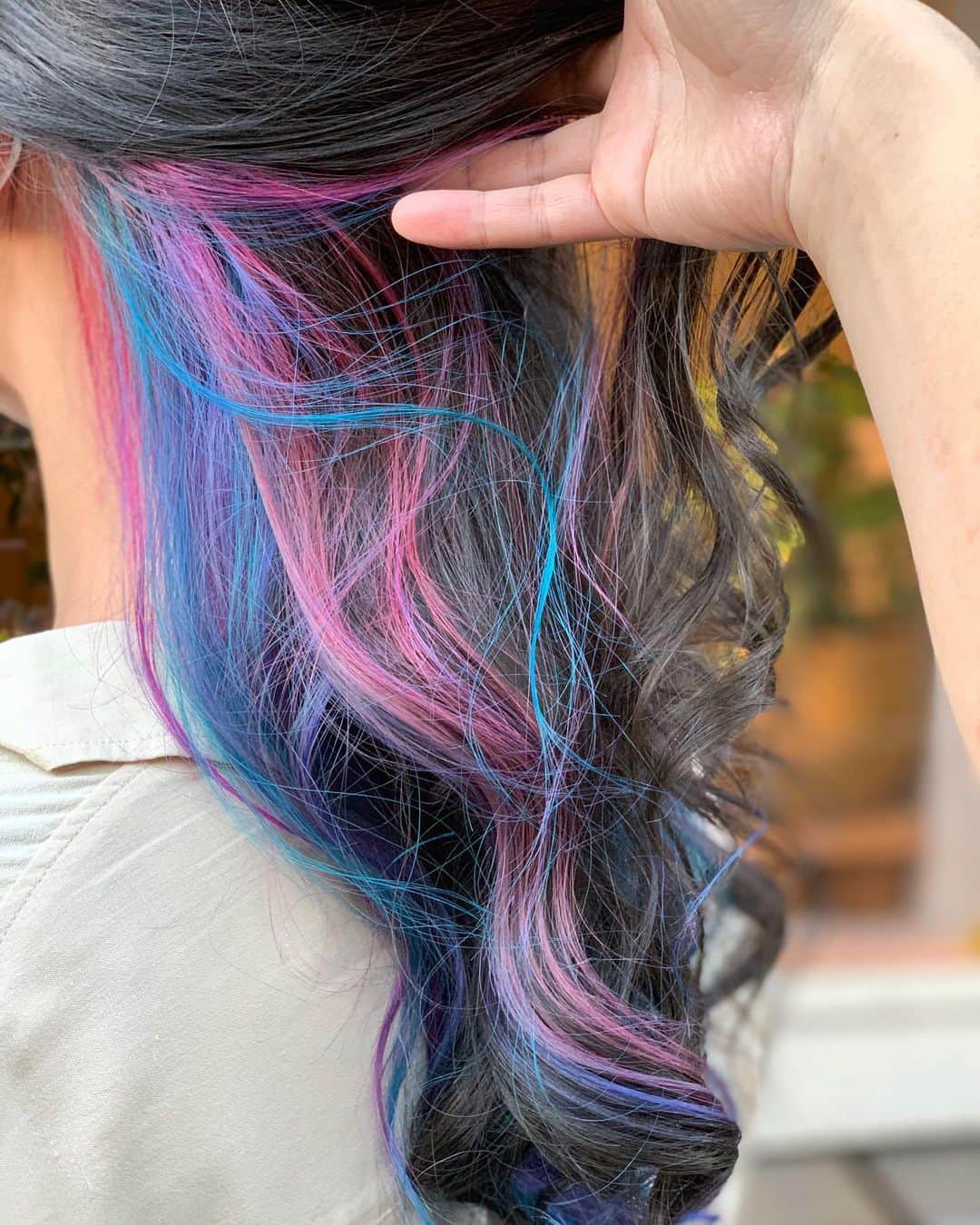 前田真吾のインスタグラム：「【ユニコーンカラー🦄🌈】 インナーブリーチを入れてインパクト大のユニコーンカラー💎  カラーが可愛いと毎朝、鏡を見るの楽しみになりませんか😝✨？？﻿ ﻿ そんなHappyを皆さんに感じていただいたい🥺✨﻿ ﻿ ﻿だから僕は【カウンセリング、薬剤、施術方法】﻿にこだわりを持っています🔥 ㊙️カラーはカウンセリングで全てが決まります！なぜなら履歴等で色が変わってしまうからなのです💡 ﻿ ﻿ 僕のカラーの特徴は何と言っても﻿ 【ダメージが少ない】です🌈 ﻿ 施術履歴や髪質を見極めながら﻿ 丁寧にカラーしていくことで﻿ 今までできなかった色に仕上がります👍✨﻿ その人に似合う色味・できるカラーが必ずあります👌 その人にベストな髪色にいたします🙇  美容室選びに困っている方。﻿ 一度僕におまかせ下さい😊🌈 ﻿  ご予約✂️はDMからお問い合わせください🌈🙇 ﻿ 【Fannane】﻿ ======================﻿ ⭕️東京都渋谷区神宮前4-14-2 🚃表参道駅【A2出口】徒歩4分﻿ 【prise】﻿ ======================﻿ カット✂️ ¥7,150 縮毛矯正💇‍♀️ ¥15,400 カラー🌈 ¥7,700 トリートメント✨¥3,300〜 （税込み）﻿ その他のメニューも多数ございます﻿🙇 お気軽にお問い合わせ下さい﻿✨ ====================== ﻿ #ボブ#表参道#青山#hair#外ハネ#ミニボブ#l4l#follow#followme#ヘアカラー#カラー#haircolor#color#ash#アッシュ#アッシュベージュ#グレー#グレージュ#外国人風#外国人風カラー#ハイライト#透明感#ブルージュ#外ハネボブ#ミニボブ#ブリーチ#ブリーチカラー#ash#ハイライト#airbeauty」