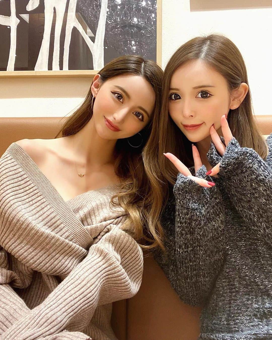 のインスタグラム：「親友会🥰タイミング合わずで１ヶ月ぶりに会ったよ～(｡･о･｡)💜すき♥️ . みんなにかわい～って褒めてもらえた ワンピはこちら❥❥ @selectshop_lumignon  . 撮影前にネイルもchange💛🧡 @ankhcross_nail  またまたマグネットネイル☺︎♡*° かわいすぎて3回目😆💅🏻 . まつげパーマに行きました✨ 上下パリジェンヌラッシュリフト @ankh_miho いつもありがとう💞 . #親友会 #ootd #ankhcross  #newnail」