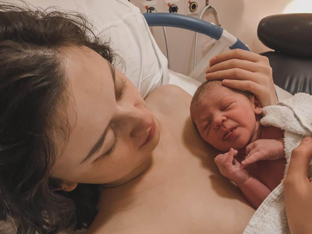 Kimberly Ryderのインスタグラム：「I still don’t see you as ‘my son’ and me ‘your momma’. You are... all the best parts of me that live outside my body in this gorgeous little human. And I hope you continue to always be this way. Happy 1st Birthday to my little benyek baby Rayden. 💙 • Budayakanlah baca caption. Ini baby Rayden, bukan baby baru!」