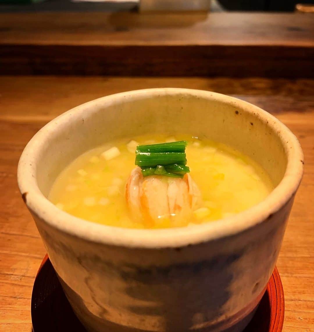 酒井商会のインスタグラム：「せいこ蟹の茶碗蒸し  スプーンですくうと中にはたっぷりの蟹の卵が🥄 卵液に蟹の出汁もあわせて、たっぷり蟹を味わう一品です。  #酒井商会#和食#渋谷#燗酒#自然派ワイン #sakaishokai#shibuya#tokyo#japanesecuisine#sake#naturalwine」