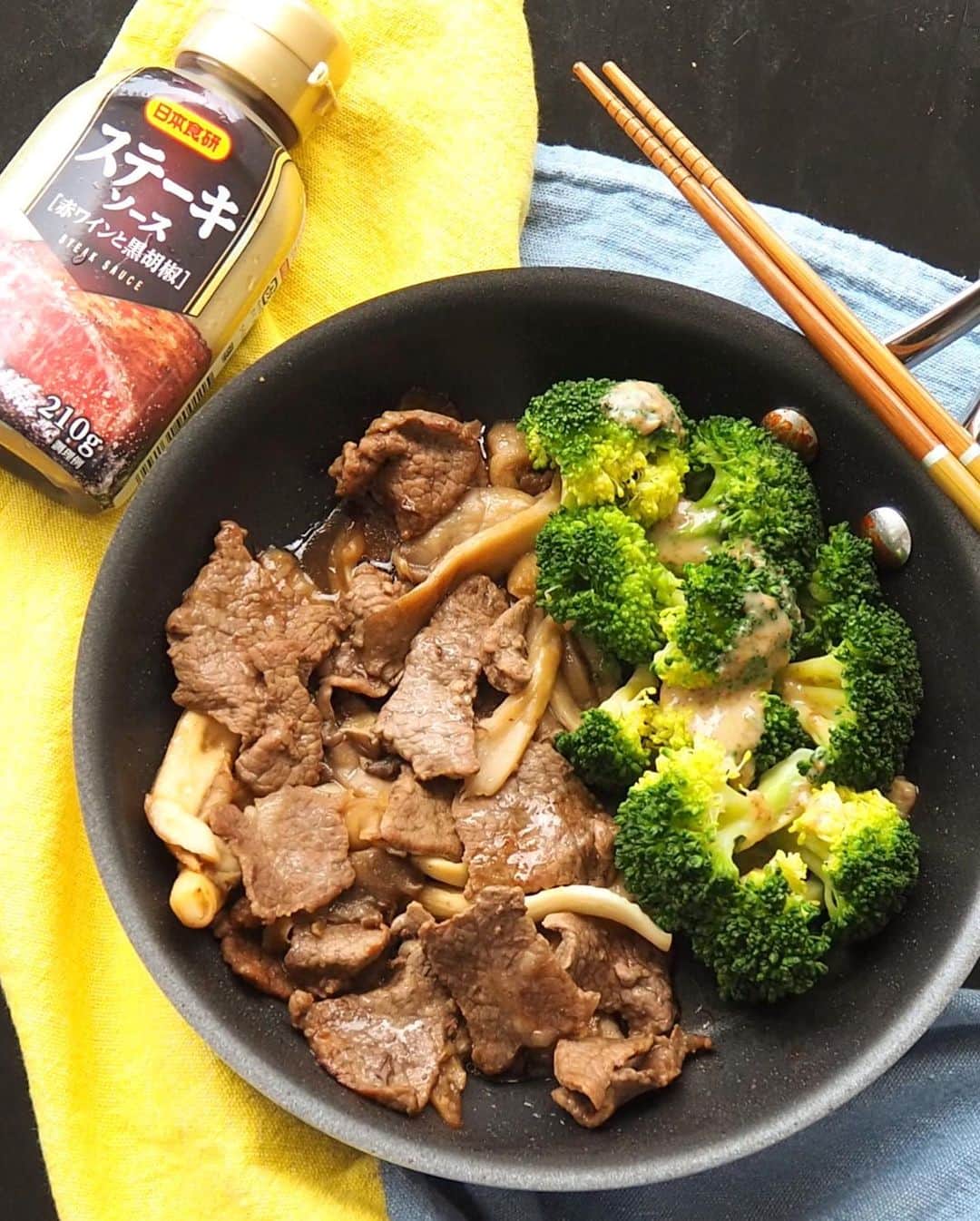 Li Tian の雑貨屋のインスタグラム：「Made a quick stir-fry lunch of beef in red wine black pepper beef sauce with oyster mushrooms 👅Served with sesame-dressed broccoli  Found myself enjoying this so much that I made the exact same dish the very next day for lunch 😂 The meat were bought from an ongoing promotion of buy 100g get 100g free from @culinasg at @finestfoodsg markets. Pretty good deal if u r a beef lover   • • #dairycreamkitchen #singapore #japanese #igersjp #yummy #love #sgfood #foodporn #igsg #ケーキ  #instafood #gourmet #beautifulcuisines #bonappetit #feedfeed #beef #healthy #homecook #sghomecooking #stayhomesg #日本料理」