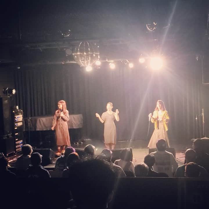 仮谷せいらのインスタグラム：「【お知らせ】 #はるかりまあこ 名義のE.P.が 来年3月3日にリリースされる事になりました✨  3月6日には、いつもお世話になっている 代官山LOOPさんにて Hallca、仮谷せいら、 AmamiyaMaako そしてはるかりまあこの3人deフォーマン💃💃💃 を予定しています！ (詳細はもう少しお待ちください🐶)  コロナで大変な年になりましたが、 少しでも皆さんに楽しかったなぁと思って頂けるライブ、 これから楽しみにしていて頂けるリリースやライブ、 を自分なりにお届け出来たらなぁと思っています🔥🔥 (はるまあこもきっと同じ気持ちです🥰)  仮谷も上京してから7年程お世話になった バイト先を、コロナの影響で 今年いっぱいで辞める事になりましたぁーーー！！！！！(大暴露)  イレギュラーな毎日、すごく大変ですが 今年もあと少し頑張りましょう！！！！！  3人で作った"Glitter"という曲を少しだけ✨  『'cause I'm the Glitter Woman〜💖』」