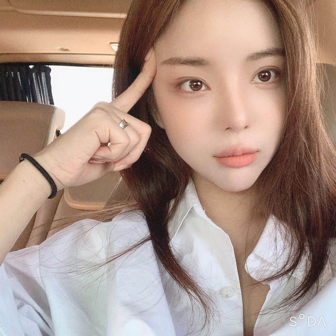 ユン・アラのインスタグラム：「소다만의 아이폰 감성이  가득담긴 필터들..🤎 둘러보기로 한번에 볼 수 있으니까 편하고 넘 조으네여 🌈☺️  #광고 #소다카메라 #🍎 #둘러보기  #grain #bracing #아이폰필터 #아이폰」