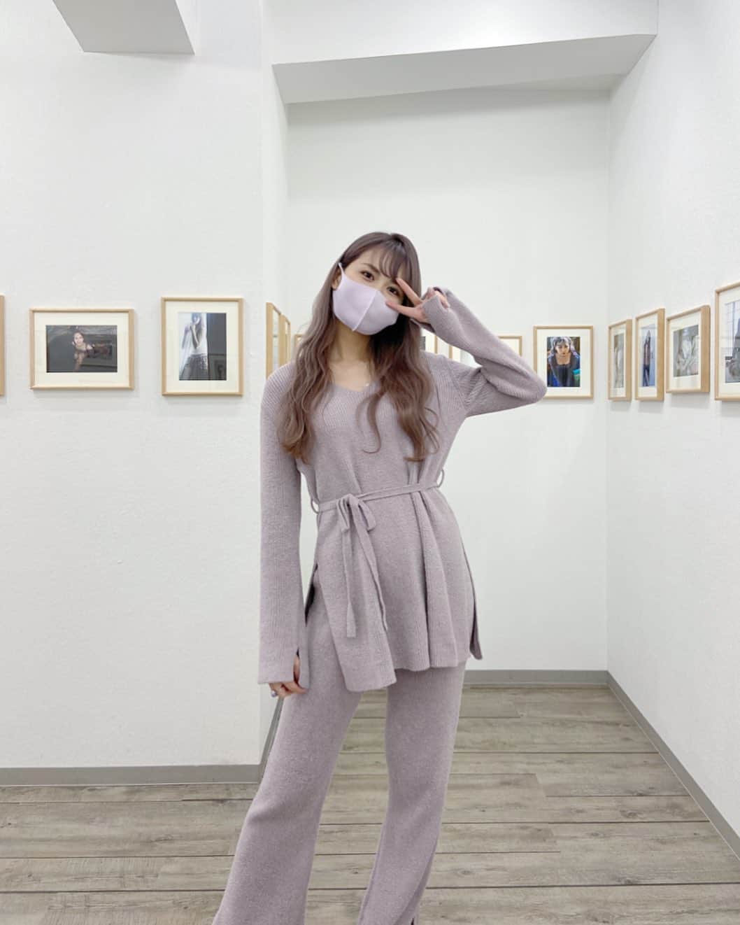 のインスタグラム：「💜💜💜  佐藤すみれ×魚住誠一写真展「Purple kiss」 22日まで、渋谷ギャラリー・ルデコ5階にて。  連日たくさんの方に来ていただき本当に嬉しい！ 展示作品もシールが付いているものは売約済みです。ありがとうございます。  今回、DMMオンラインサロン会員の皆様は、会期中何度でも無料でご招待いたします。（通常入場料1000円） 日頃から支えてくださっているファンの皆様へ、 27歳になる私からささやかなプレゼントです。  そんな皆様と、初日前夜はレセプションパーティーで盛り上がりました。明日は誕生日当日。夜の生誕祭が本当に楽しみ♪  @seiichi_uozumi  set up▷ @snidel_home_official  （こちらのセットアップは11/25〜銀座三越本館3階で始まるポップアップストアにてゲットできます🐈）  #snidelhome  #beautyhomedress  #スナイデルホーム  #美容パジャマ  #27歳記念写真展  #魚住誠一 #撮影  #佐藤すみれプロデュース  #渋谷ギャラリールデコ  #purplekiss …💋💜」