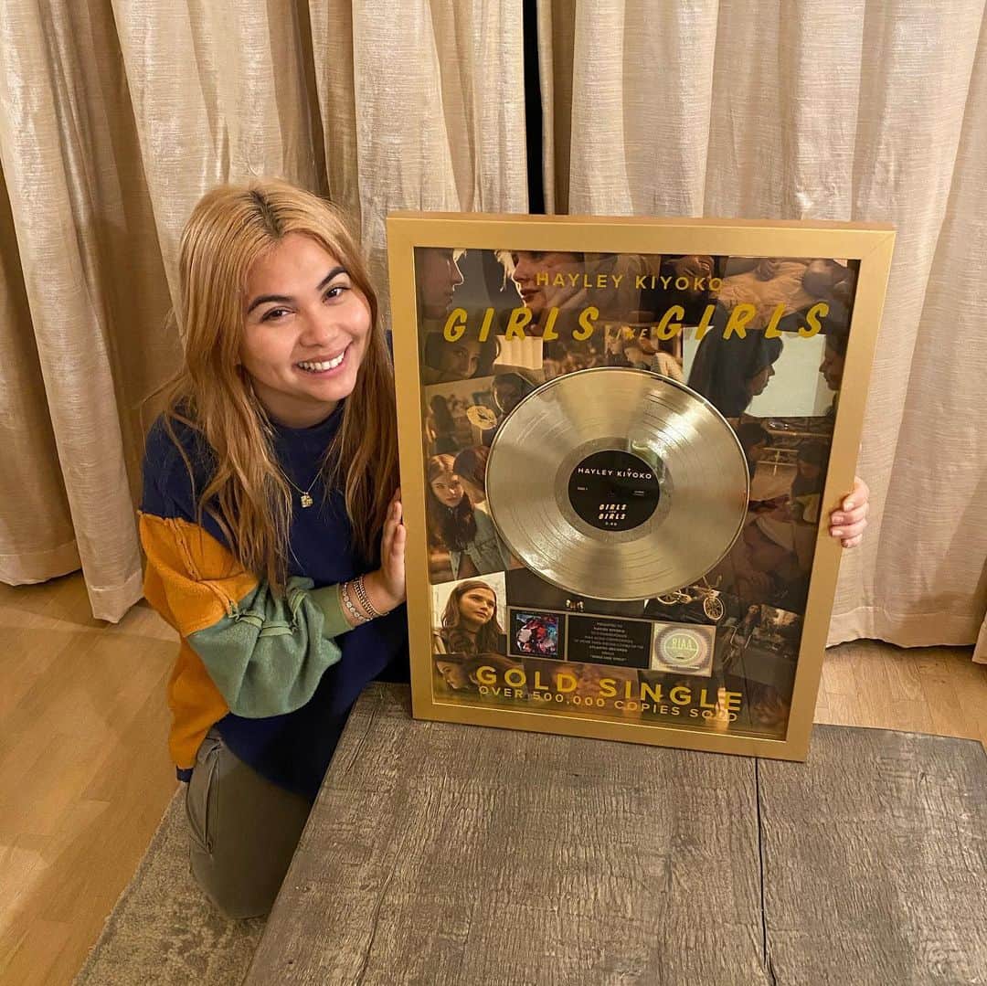 ヘイリー・キヨコのインスタグラム：「AJDJSKCJ JE;&2&2!5 THIS IS A DREAM COME TRUE OUR FIRST GOLD RECORD THANK YOU SO MUCH I LOVE YOU ALL SO SO MUCH 5 YEARS LATER I CANT BELIEVE IT!!!!!! SWIPE TO SEE MY REACTION IM NOT CRYING YOU ARE 😭😭😭😭😭」