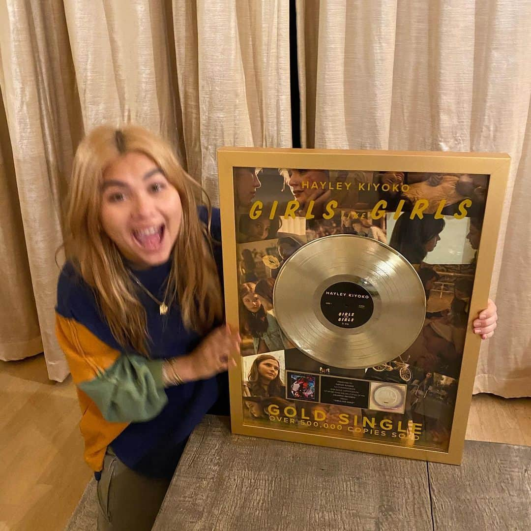 ヘイリー・キヨコさんのインスタグラム写真 - (ヘイリー・キヨコInstagram)「AJDJSKCJ JE;&2&2!5 THIS IS A DREAM COME TRUE OUR FIRST GOLD RECORD THANK YOU SO MUCH I LOVE YOU ALL SO SO MUCH 5 YEARS LATER I CANT BELIEVE IT!!!!!! SWIPE TO SEE MY REACTION IM NOT CRYING YOU ARE 😭😭😭😭😭」11月19日 14時31分 - hayleykiyoko