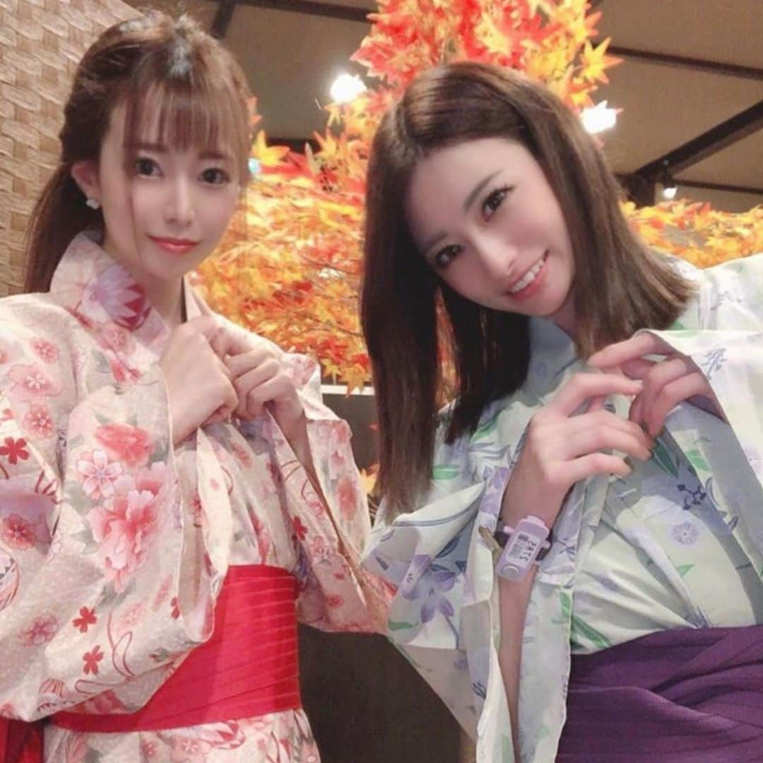 華沢友里奈さんのインスタグラム写真 - (華沢友里奈Instagram)「大好きな @mana_hinaki  と中華街行って日帰り温泉❤️  この時期は本当に温泉毎日でも行きたいくらいきもち良くて好き❤️  そして @ankhcross_shinjuku  でカラーしてきました❤️  最近お仕事なにされてるんですか？ ってＤＭが多いのですが 事務のお仕事してますᕦ(ò_óˇ)ᕤ  今までのお仕事と違って見た目をそんなに派手にはしませんが 秋なので少し明るくしてもらった❤️ @ankhcross_wataru   さすがわたるさん❤️ 毎度いいカラーにしてくれて感謝❤️  #日帰り温泉　#箱根　#ヘアカラー #アンククロス　#アンククロス新宿 #followｍe」11月19日 14時34分 - hanazawayurina