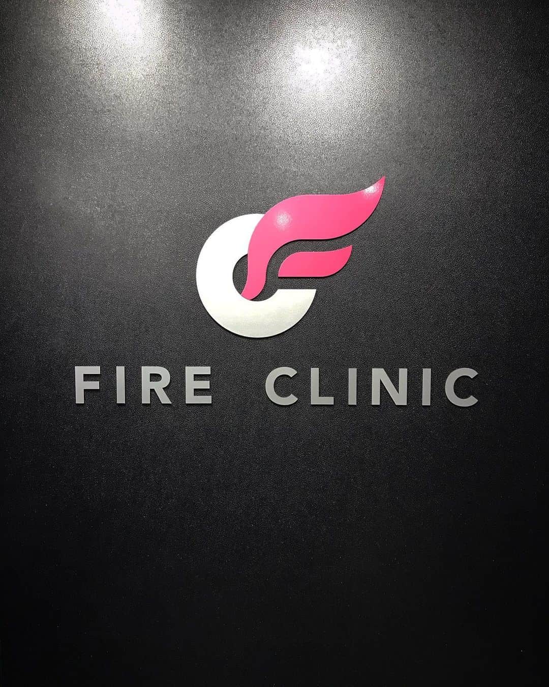 中山千恵子のインスタグラム：「@fire_clinic_official でEMS施術してきた✨  店内清潔感あって、受付の対応も丁寧✨  美人なお姉さんにカウンセリングしてもらって施術へ😆❤️  医療用EMS初体験✨  服の上から出来るから楽ー♪でも腹筋の奥の方ががしっかり動いてる感じ🤔  寝てるだけで効果あるって本当ありがたい😆笑  ずっと聞きたかったダイエットのお薬のお話も丁寧に教えてくれて感謝です✨  次の旅行までに絶対痩せるのだ🥺🔥  #ダイエット #美容 #痩身 #脂肪燃焼 #ボディーメイク #美容医療 #脂肪溶解注射 #医療痩身 #glp1 #glp1ダイエット #ファイヤークリニック #ファイヤー院長」