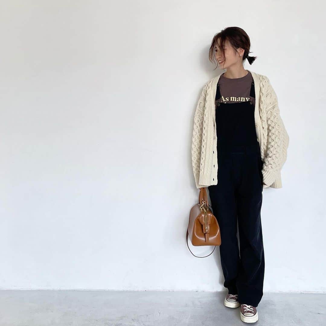 上村若菜のインスタグラム：「LEEの撮影day。 今日はロゴTのダークチャコールにサロペットを合わせてみました✨ このヴィンテージイエローのロゴがチラッと見える感じがたまらなく好き🥺  photo by @endoyuki   #wakameswardrobe  #ロゴT #ロゴTコーデ #サロペット #カジュアルコーデ   ロゴT…#ritajeanstokyo  サロペット…#outersunset  カーディガン…#argue バッグ…#vintage 靴…#converse」