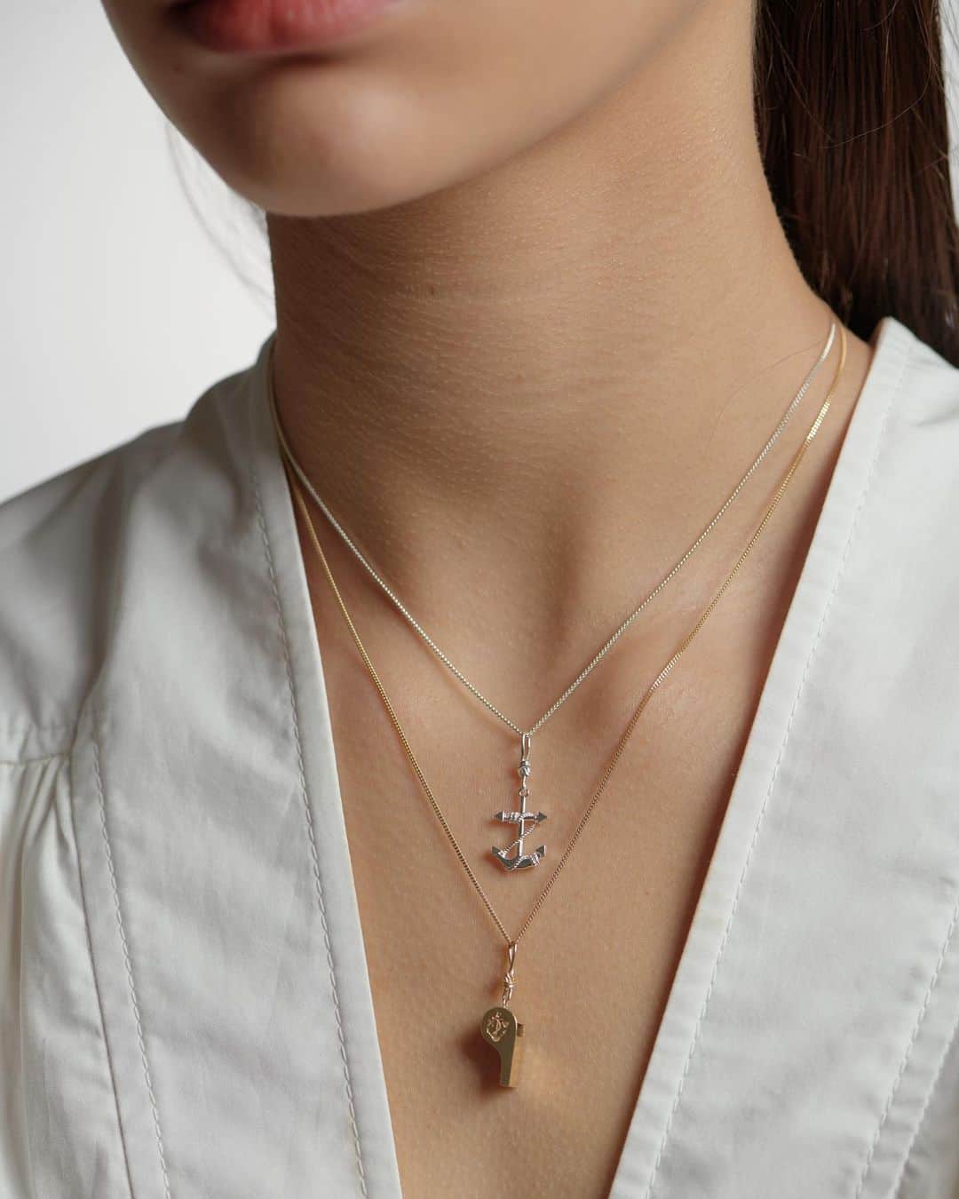 カレンウォーカーのインスタグラム：「Our tiny but mighty fully functioning whistle and be-roped anchor, cast in 9 carat gold and sterling silver for the new The Navigator collection.」