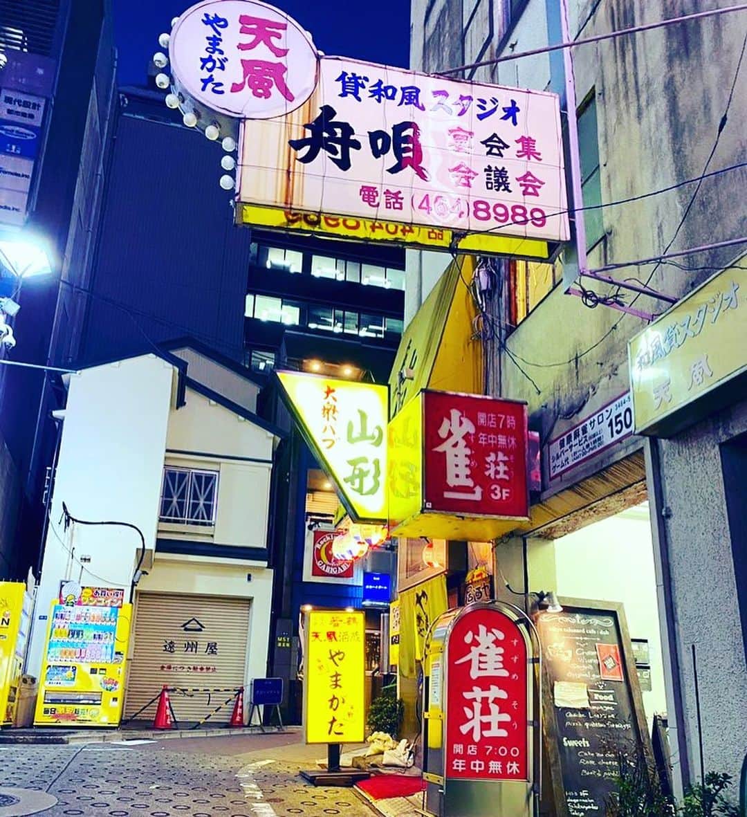 加藤啓のインスタグラム：「『夜から猫になる』 展示会場、渋谷コンシール。  迷う方けっこういらっしゃるみたいですみません。  この雀荘のビルの4階です。  展示作品は、どれも撮影OKです。」