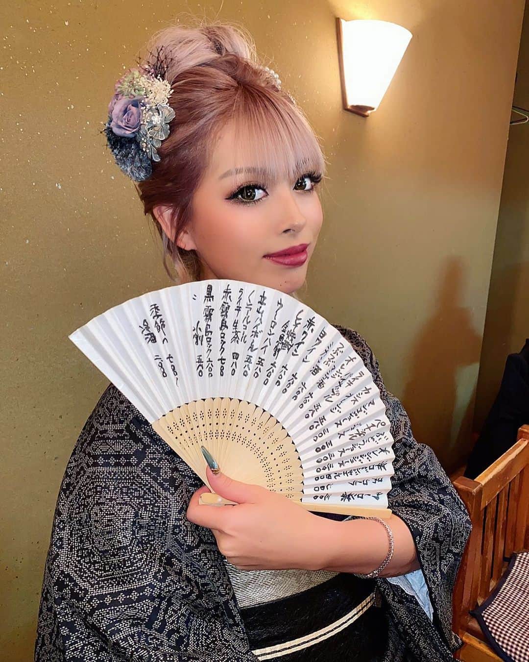 あやか（石山彩花）さんのインスタグラム写真 - (あやか（石山彩花）Instagram)「金沢旅行の夜🌙  夜ご飯は片町の方のほのじさんで♡ 着物屋さんのスタッフさんに教えてもらって行ったらとても美味しくて店主さんも気さくな方でとても楽しかった！！  ドリンクのメニューが扇子に書いてあるの！！🤣オシャレすぎ。  @kanazawa.kimono.karen さんの 着物きて夜の金沢で呑むなんて大人旅すぎた🙌  また香箱蟹食べに金沢行きたい🦀  #金沢 #着物屋花恋  #ほのじ #金沢グルメ #着物 #金沢旅行 #nuts #gotoトラベル　#石川旅行 #ishikawa」11月19日 14時48分 - ayakateen821