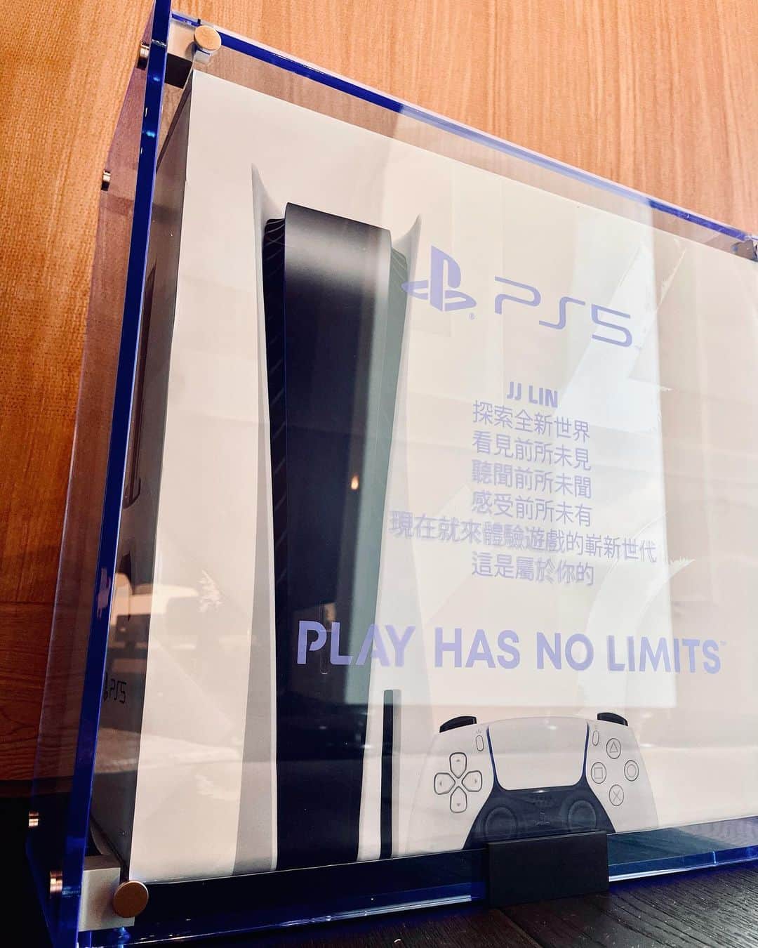 林俊傑のインスタグラム：「It has begun. 開始啟動。  #PlayStation5 #PS5 #PS5AsiaCelebration @playstationasia @playstationhk @playstationtaiwan」