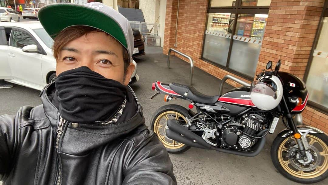 つるの剛士さんのインスタグラム写真 - (つるの剛士Instagram)「今日は休みで天気もよかったので只今ソロツーリング中〜🍁 と思ったら芦ノ湖で雨。。 フレンチクルーラーと温かいコーヒー飲みながら只今雨宿り中😂  沢山のライダーの皆さまにヤエーと声をかけて頂きステッカープレゼント😊  このあとも安全運転で紅葉ツーリング楽しみまーす  #🍁 #ソロツーリング #乗るのたの士  #z900rs」11月19日 14時54分 - takeshi__tsuruno