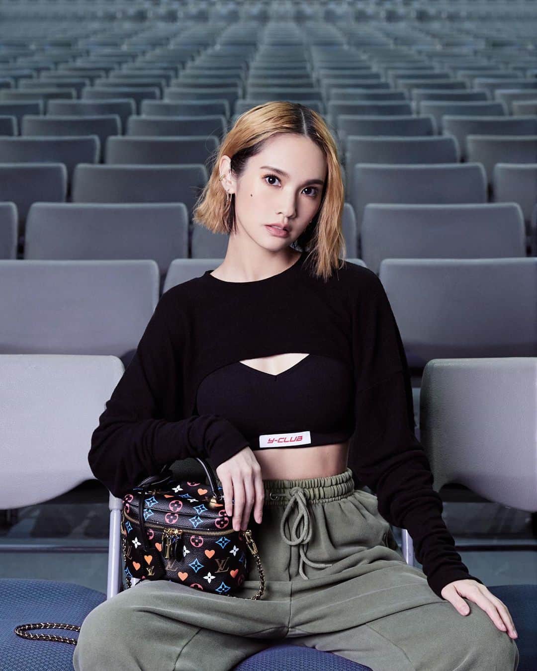 レイニー・ヤンのインスタグラム：「🧡🧡🧡 在小巨蛋的觀眾席拍照 為了襯托我手上的包包 Luv it so much ⭐️  Photographer @hungyihsieh  #louisvuitton #lvcruise @louisvuitton」