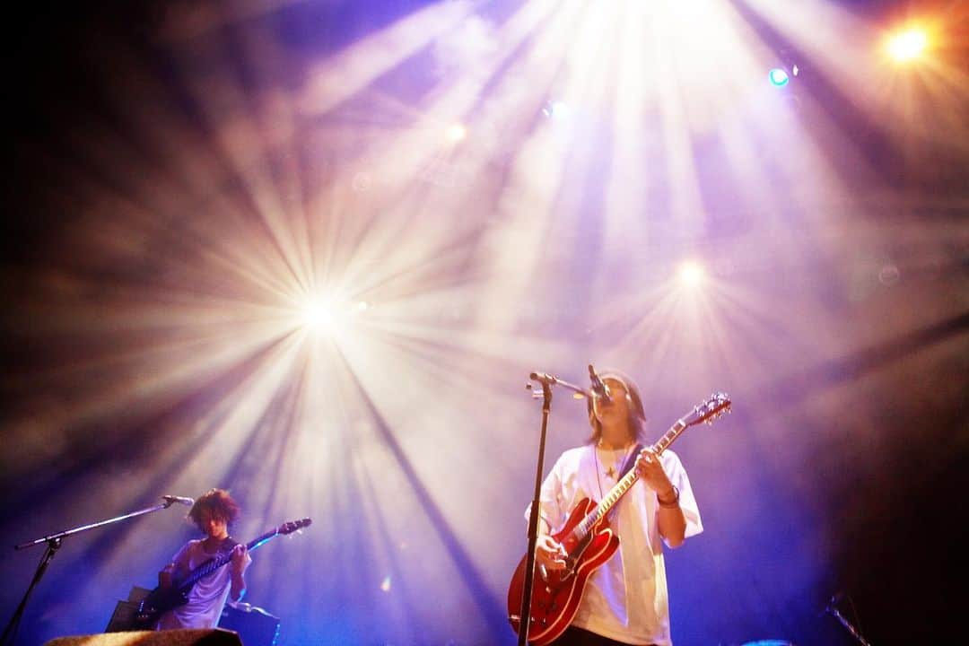 RADWIMPSのインスタグラム：「RADWIMPS 15th Anniversary Special Concertまであと少し！ 本日は過去のライブ写真をお届けします。  2006.12.29 Zepp Tokyo 2009.05.30 京都磔磔 2011.07.06 大阪城ホール 2017.05.10 日本武道館 2019.06.22 ZOZOマリンスタジアム   15th Anniversary Special Concert オンラインライブストリーミングチケット発売中！！ https://radwimps.jp/15th/ (プロフィールからリンク)   Throwback to some of the shows they’ve had in this 15 years. And now, 3days to go until 15th Anniversary Special Concert!  2006.12.29 Zepp Tokyo 2009.05.30 Kyoto takutaku 2011.07.06 Osaka-Jo Hall 2017.05.10 Nippon Budokan 2019.06.22 ZOZO Marine Studium   Check here for the tickets! https://radwimps.jp/15th/ (Link in BIO)    #RAD15th #RADWIMPS」