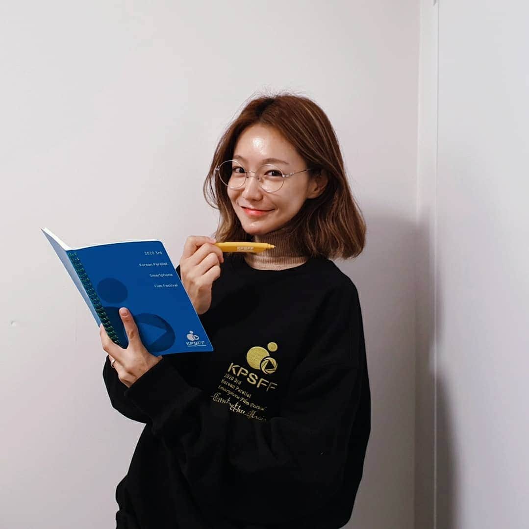 シン・ソユルのインスタグラム：「⠀ 제 3회 #대한민국패럴스마트폰영화제 공식굿즈를 소개합니다👋 @kpsff_official ⠀ 편하고 깔끔한 맨투맨. (로고도 프린팅이 아닌 박음질👍) 색감이 너무 예쁜 무지노트. 노랑노랑 유니크한 디자인의 볼펜. 그리고 조립마스코트 피규어들🙈 너무 사랑스럽잖아요..꺅꺅 ⠀ 스마트폰 영화제의 심사를 맡은 만큼 저도 굿즈들과 마스코트 조립과정을 스마트폰으로 찍어보았습니다🙊 ⠀ 장애인 복지와 인식개선을 위한 대한민국패럴스마트폰영화제는 11월 24일부터 11월 27일까지 온.오프라인으로 만나보실 수 있습니다:) ⠀ 이래저래 힘든시기에도 뜻깊은 영화들을 만든 분들의 새로운 꿈을 응원해주세요❤ ⠀ ⠀ ⠀」