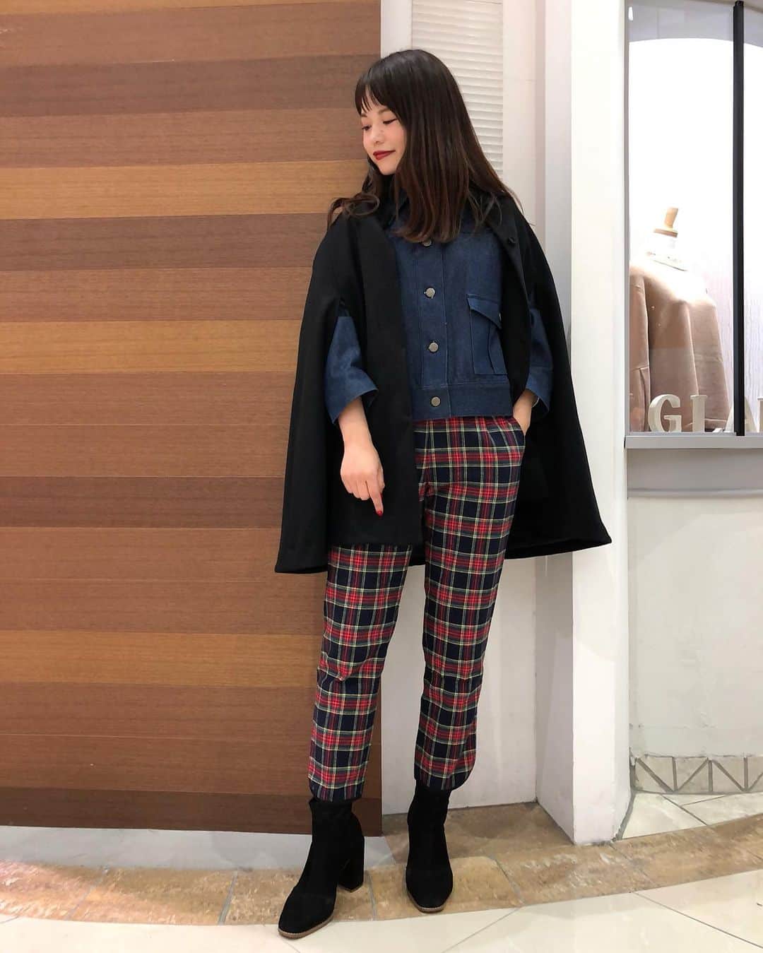 新谷美奈のインスタグラム：「SPECIAL NOVELTY PRESENT🎅🏻🎄💫﻿ ﻿ 寒い季節になると﻿ 一段と可愛いチェック柄☺️﻿ デザインによってはほっこり見えしがちなチェック柄は﻿ シャープなラインのパンツで取り入れて﻿ 落としどころはかっこよく💂‍♂️﻿ ﻿ Nina mew﻿ coat ¥36,000+tax﻿ denim jacket ¥20,000+tax﻿ pants ¥23,000+tax﻿ ______________________________________﻿ ﻿ ✔︎11/19(木)よりGATHER全店にて﻿ Nina mewの商品を税込4万円以上お買い上げの方に﻿ ロゴトートバッグをプレゼント！﻿ (なくなり次第終了となります)﻿ 今回は超数量限定です😳💗﻿ ﻿ ✔︎11/19(木)〜23(月)まで﻿ 連続ゆめポイント5倍！﻿ ﻿ 皆様のご来店心よりお待ちしております！﻿ ﻿ @ninamew_official#Ninamew#ニーナミュウ#ゆめタウン#ゆめタウン佐賀#セレクトショップ#selectshop」