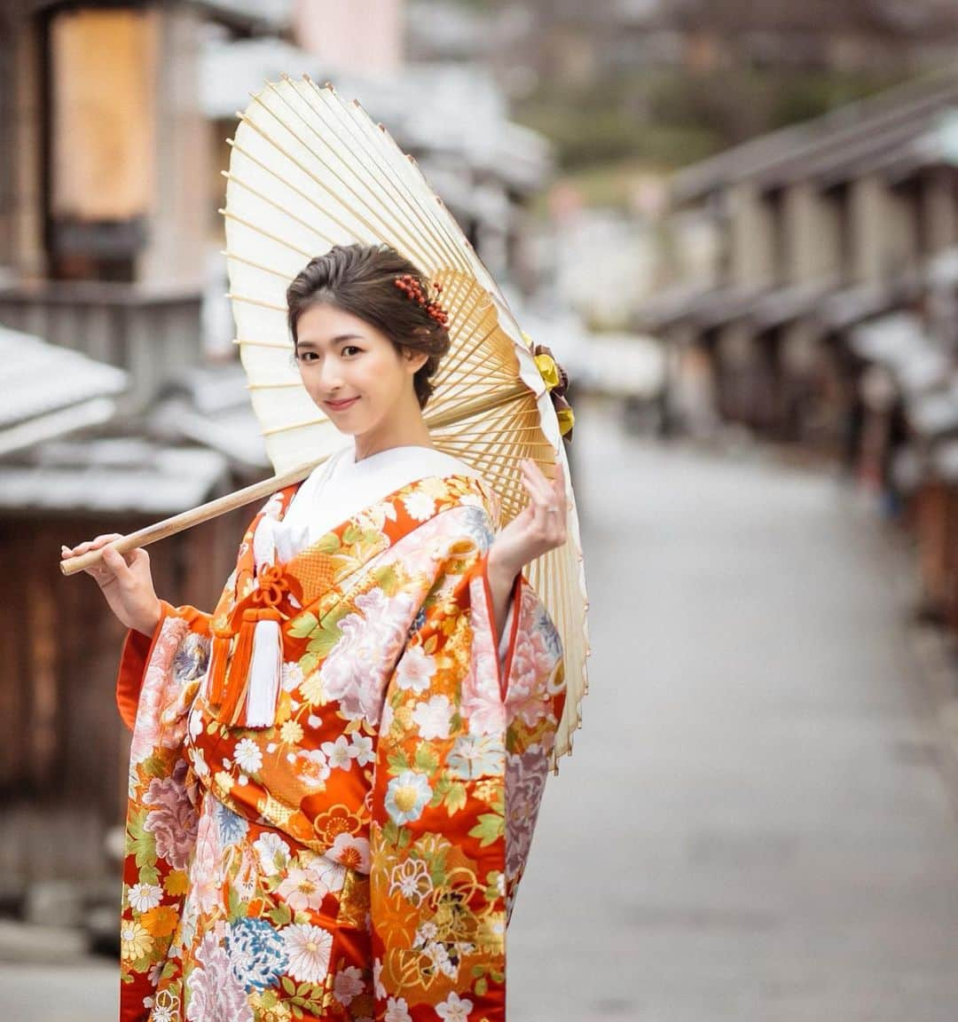 井上麻衣さんのインスタグラム写真 - (井上麻衣Instagram)「後撮りでお世話になった @enishi_photo_wedding 📷  今度娘の七五三でもお願いすることになりました☺️✨ すでに、今から楽しみな母です。笑  . . . . #enishi#enishi_photo_wedding  #kimono#japaneseculture  #japanesekimono #kimonogirl  #着物#和装#着物ヘア#着物好き  #和装顔 って言われます #和装前撮り #和装後撮り#前撮り #京都#浅草百美人2020」11月19日 15時09分 - mai_inoue