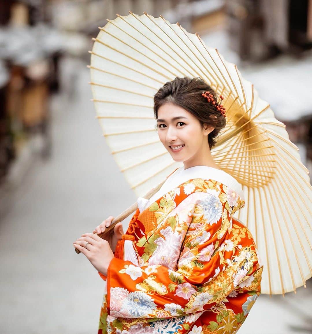 井上麻衣さんのインスタグラム写真 - (井上麻衣Instagram)「後撮りでお世話になった @enishi_photo_wedding 📷  今度娘の七五三でもお願いすることになりました☺️✨ すでに、今から楽しみな母です。笑  . . . . #enishi#enishi_photo_wedding  #kimono#japaneseculture  #japanesekimono #kimonogirl  #着物#和装#着物ヘア#着物好き  #和装顔 って言われます #和装前撮り #和装後撮り#前撮り #京都#浅草百美人2020」11月19日 15時09分 - mai_inoue