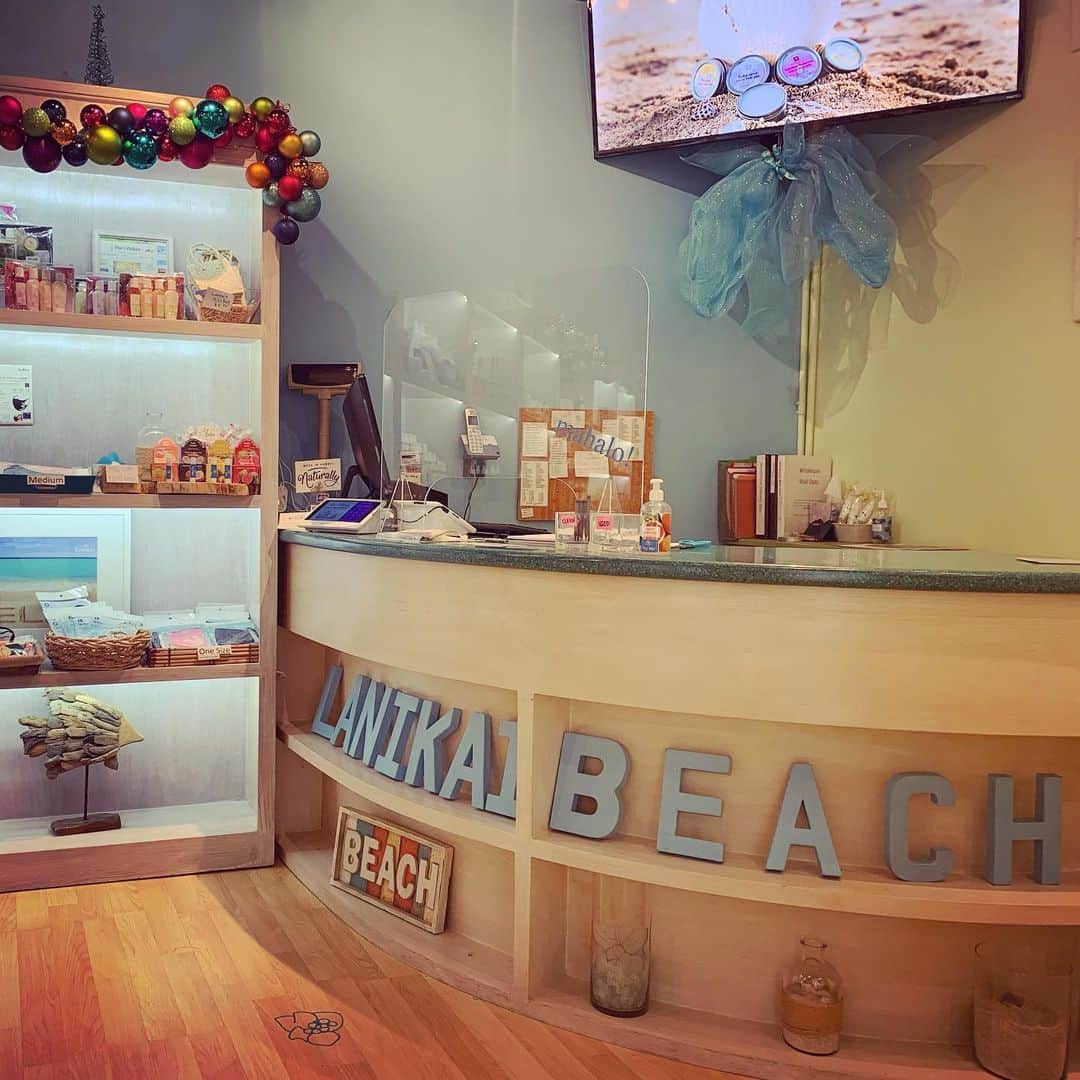 Lanikai Bath and Bodyさんのインスタグラム写真 - (Lanikai Bath and BodyInstagram)「It’s beginning to look a lot like Christmas, wouldn’t you say? 🎄 Mele Kalikimaka, the Hawaiian way.   A very special elf made these decorations and we have enjoyed them for years....come see for yourself!   Christmas masks now available! ❄️   Whose shopping early this year?   #melekalikimaka #christmas #stockingstuffer #organic #natural #tsa #holiday #mask #handsanitizer」11月19日 15時09分 - lanikaibathandbody