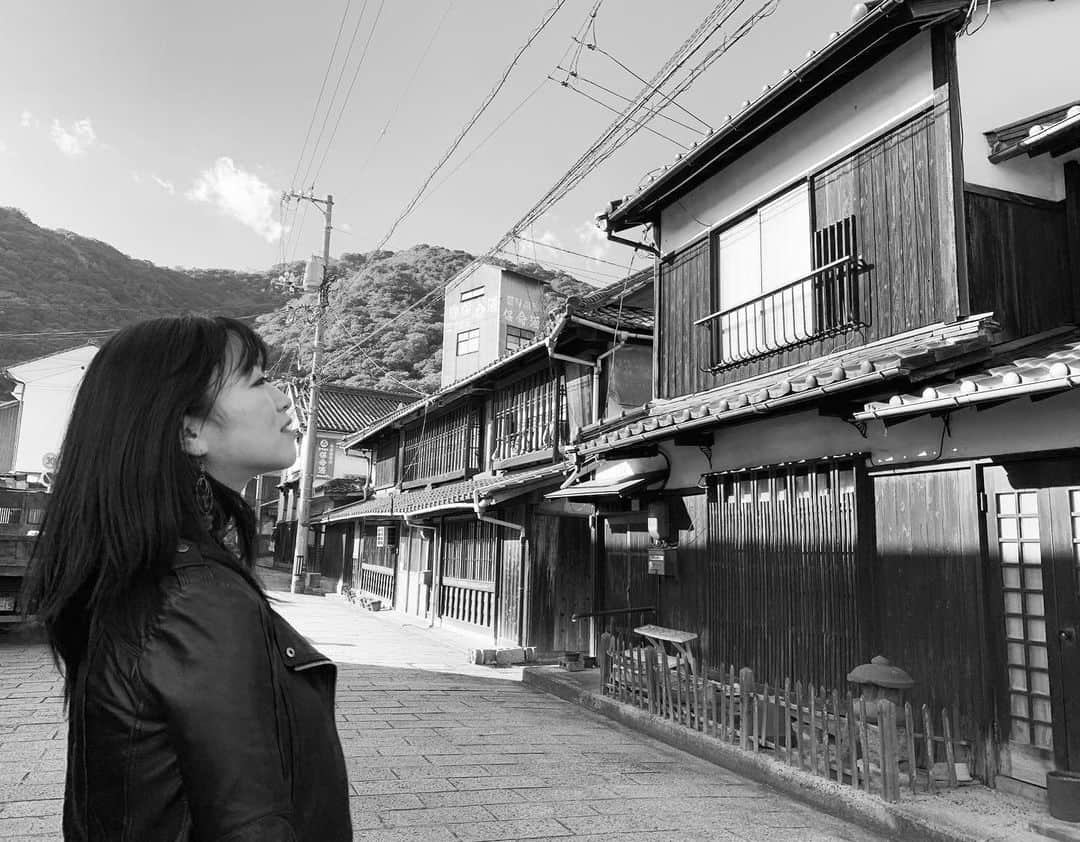 佐々木心音のインスタグラム：「広島、漁師町にて。 . . #hiroshima #japanesehouse #wood #monochrome #instagram #japan #japanesegirl #actress #singersongwriter #kokonesasaki  #広島 #漁師町 #崖の上のポニョ #日本家屋 #モノクロ写真 #風情がある #木造建築 #佐々木心音」