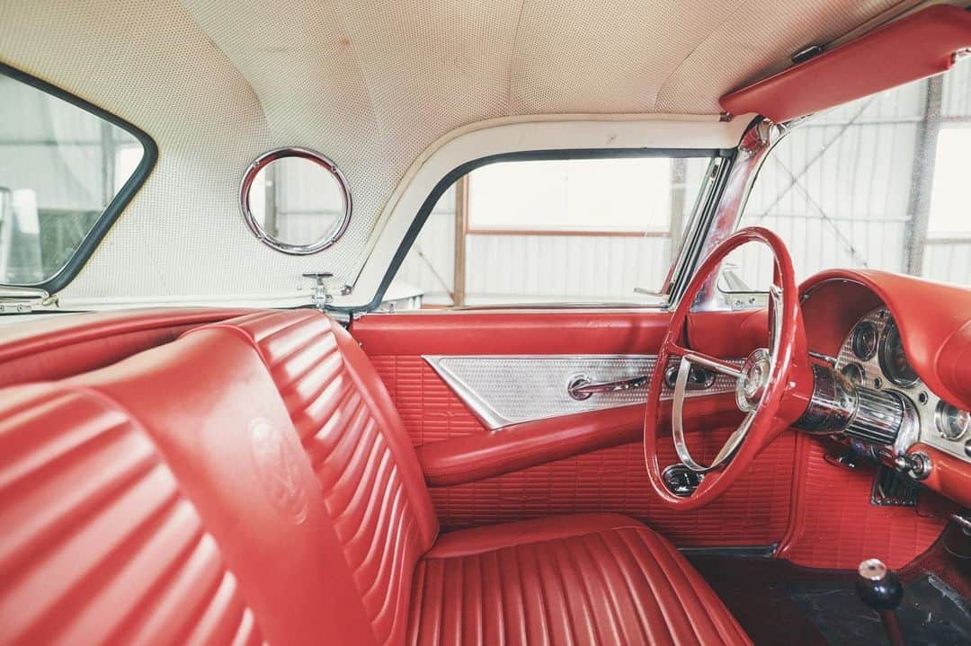 山内あいなさんのインスタグラム写真 - (山内あいなInstagram)「明日！！！！ カーセンサーの雑誌とVLOG にて私のコラムが掲載されるよー🚗 ヴィンテージ車をちらり😉  フォード サンダーバード(1957)  #サイサイあいにゃんのどらいぶろぐ﻿ #car﻿ #carsensor﻿ #カーセンサー﻿ #ヴィンテージ #アメ車 #ヴィンテージ車 #車 #vintage #vintagecar  #フォード #サンダーバード #ford #sunderbird」11月19日 15時13分 - ainayamauchi3131