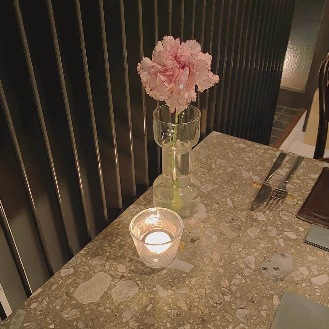 吉田佳菜のインスタグラム：「ㅤㅤㅤㅤㅤㅤㅤㅤㅤㅤㅤㅤㅤ ㅤㅤㅤㅤㅤㅤㅤㅤㅤㅤㅤㅤㅤ クリスティーナっていうらしい🌹 可愛い名前♡ ㅤㅤㅤㅤㅤㅤㅤㅤㅤㅤㅤㅤㅤ ㅤㅤㅤㅤㅤㅤㅤㅤㅤㅤㅤㅤㅤ #カーネーション #クリスティーナ ㅤㅤㅤㅤㅤㅤㅤㅤㅤㅤㅤㅤㅤ」