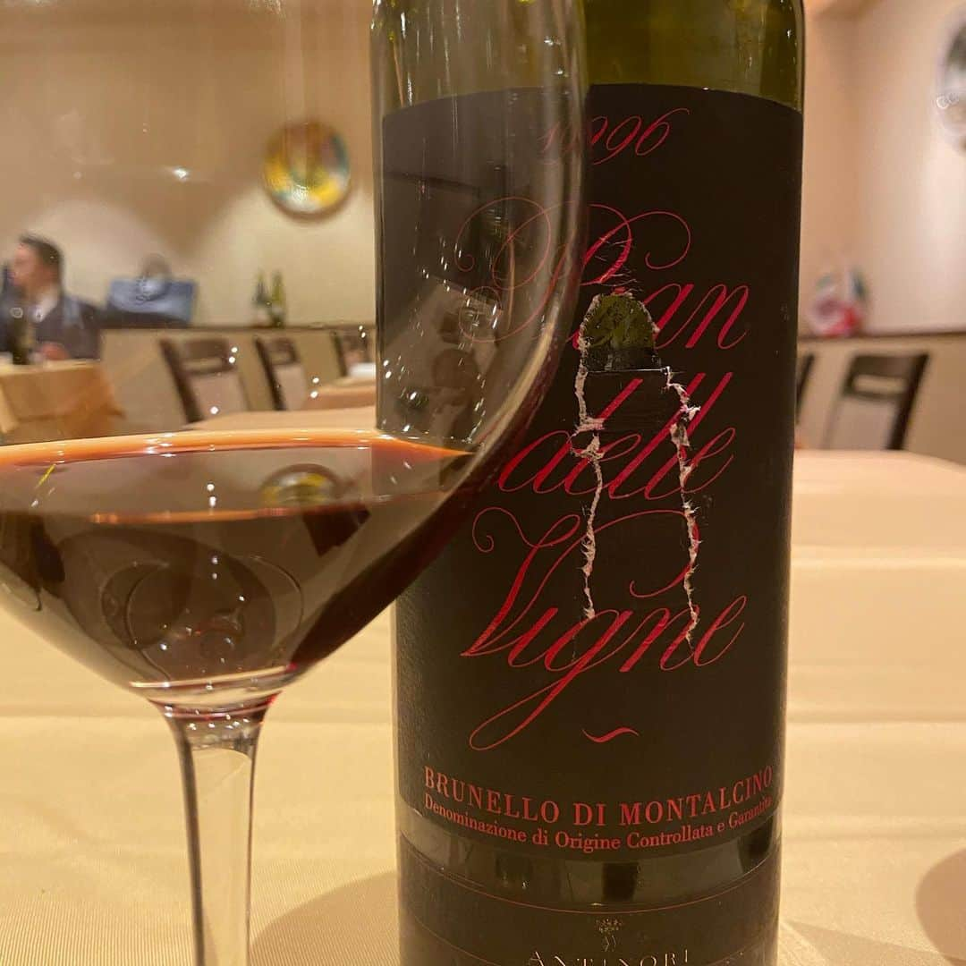 宮澤崇史さんのインスタグラム写真 - (宮澤崇史Instagram)「1996 Pian delle vigne 好きなワインだが、飲んでびっくりまだ全然若いピッチピチ。 誰かラベル張り替えたんじゃないかと疑ってしまうほどでした。　しかし美味しいことには変わりなく、大変良い経験でしたよ。  #piandellevigne #1996 #vinorosso #toscana #antinori #brunellodimontalcino #brunello #トスカーナ #ワイン #イタリアワイン #イタリアワイン好き #ブルネッロディモンタルチーノ #アンティノリ」11月19日 15時15分 - vino_takshi