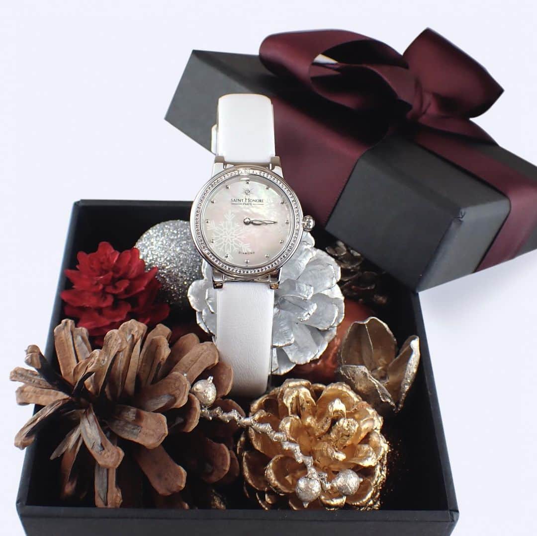 SAINT HONORE Japanのインスタグラム：「日本限定のスノーフレイク⌚︎ご購入で、定番ストラップからお好きな1本と、フラワーボックスのプレゼント🎁キャンペーンは明日から✨ . . . #サントノーレ #sainthonoreparis  #スノーフレイク #日本限定  #snowflake @saint_honore_paris_jp」