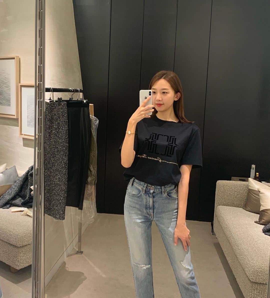イ・ミンジのインスタグラム：「요즘 매일 입는 티🖤 #제이르모브  #jlemauve #designerbrand #ootd」