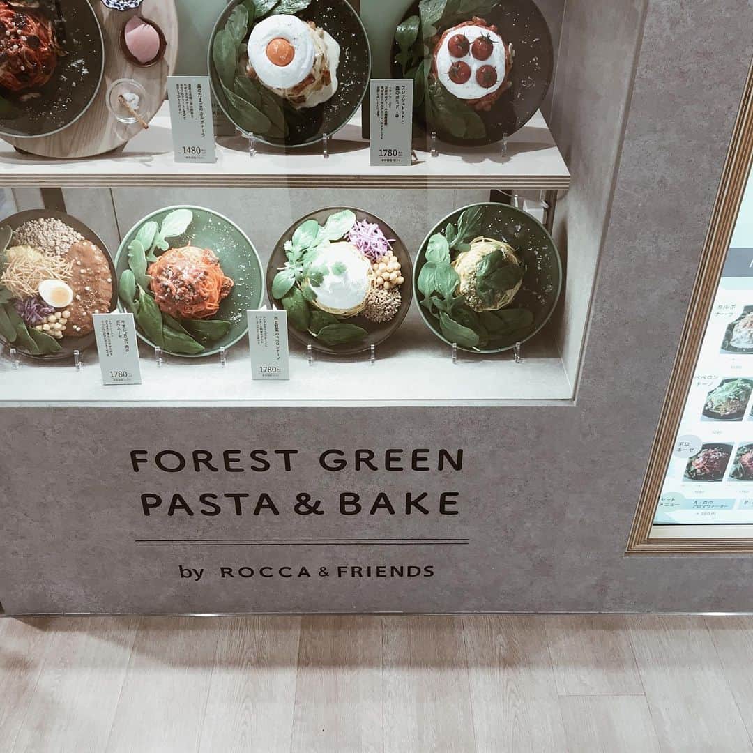 yuiさんのインスタグラム写真 - (yuiInstagram)「new open 🌲 明日11.20(金)にリニューアルオープンする阪急高槻市駅高架下の商業施設・EMIRUの内覧会へ。 ROCCA&FRIENDSさんの新店舗 @forestgreen_byrocca のメニューを一足早くいただきました🍽 FOREST GREENはその名のとおり「森」をテーマにし、緑の野菜をアクセントに使ったパスタは、どれもかわいくて独創的なひと皿。塩分が控えめなのでお好みで塩加減を調整していただきます◎ パスタだけでも結構満腹なのですが、自分でトッピングして食べるメイクミーモンブランもしっかり完食🙏🏻♡(にしてもマロンクリーム絞るの下手すぎる私😂) 最近カフェ活ご無沙汰だったけど、久しぶりに少し1人時間をもらい単身で参戦しましたが、いつも良くしてくださるオーナーさんやマネージャーさんにもご挨拶でき、関西カフェ界の重鎮wの方々にも会えて、楽しいひとときでした♡」11月19日 15時33分 - __yyvvii