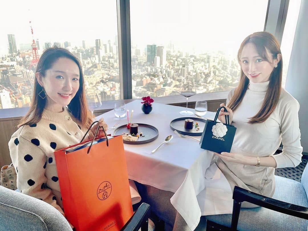 松岡里枝さんのインスタグラム写真 - (松岡里枝Instagram)「麻衣子さんとランチ🍽❤️  ブランドディレクター時代、 公私共にかなりお世話になり、 家族よりも恋人よりも一緒に過ごす時間が多かった(笑)麻衣子さん🥰💕💕  麻衣子さんが久しぶりの日本なのと リッチな雰囲気の気分だったそうなので 東京タワーと東京の街並みを見下ろせる リッツカールトン45階のフレンチ 【アジュール45】へ行きました🌟  お昼からワインやシャンパンも飲んじゃいました😋🥂🍷  楽しかった😍✨  麻衣子さんは今『ランサーワールド』という、「住む場所に依存しない働き方」を提案するコミュニティサイトを立ち上げたそうです❣️ 気になる方は麻衣子さんのSNSをチェックしてみてね🥰  #lunch #french #ランチ #リッツカールトン #フレンチ #ミシュラン #ミシュラン一つ星」11月19日 15時26分 - okarie1023