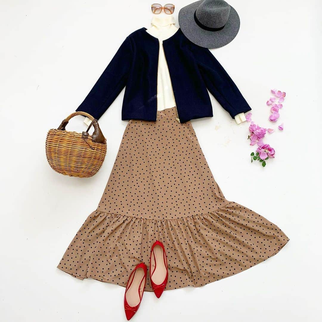 のインスタグラム：「I made a new skirt. 😊The front belt is flat and the back has an elastic for ease. You can wear it while feeling relaxed. There are two types of designs for the skirt hem. Let's enjoy autumn fashion.🍁🍁 新しいスカートが出来ました❤️ 秋の装いを楽しみましょう❣️ ・ ・ #handmade #sewing#手作り #型紙#ハンドメイド大人服#クルールパターンファブリック#洋裁#instafashion#coordinate #handmadeclothes #mamacoordinate #sewingpattern#置き画#patterns#instasewing#handmadewardrobe #memade #handmadewardrobe #sewcialists #indiesewingpatterns」