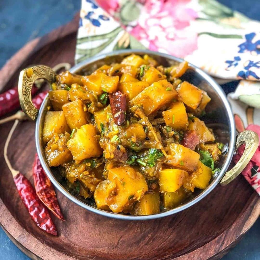Archana's Kitchenさんのインスタグラム写真 - (Archana's KitchenInstagram)「A masaledar dish, Achari Aloo Recipe is a spicy and tangy dry potato sabzi that is spiced with the punjabi style pickle that is finished off with some coriander leaves and a splash of freshly squeezed lemon juice. Serve it along with Dal Tadka and Phulkas for a simple lunch meal. Get the recipe from the smart.bio link in my profile @archanaskitchen . . . . . #recipes #easyrecipes #dal #dalrecipes #archanaskitchen #healthyeating #dalsoup #southindianbreakfast #highprotein #homemadefood #eatfit #cooking #food #healthyrecipes #foodphotography #recipeoftheday #comfortfood #deliciousfood #delicious #instayum #food」11月19日 15時42分 - archanaskitchen