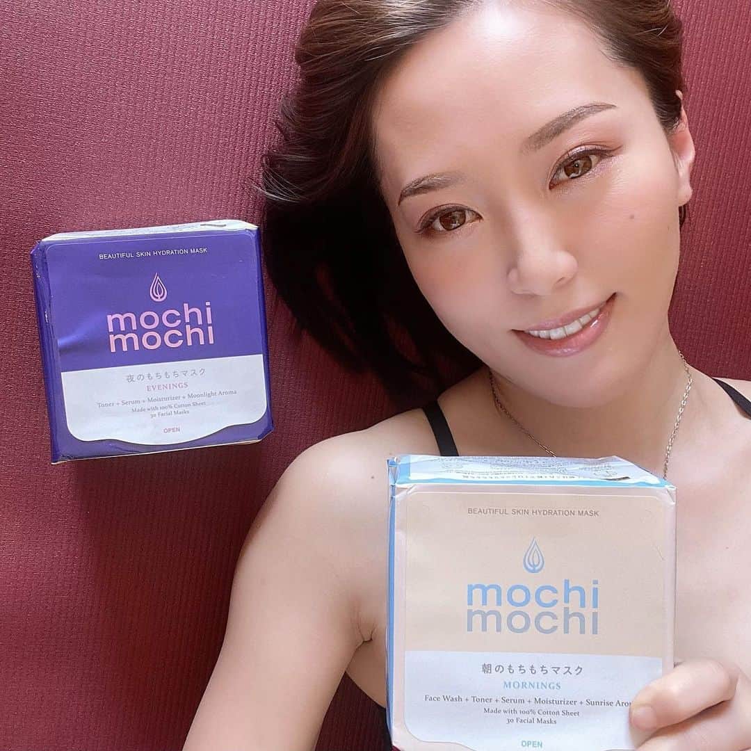 ありさ・あげまんクリエイターのインスタグラム：「ステキなフェイスパックをいただいたので、早速試してみました❤️﻿ ﻿ ﻿ 余計なものを極力入れず、ナチュラル＆オーガニック原料を贅沢に配合することにこだわり、動物実験も行なっていないクルエルティフリー✨﻿ ﻿ 今回夜用パックをしてから寝て、起きてからのしっとり感に感動！﻿ そして朝用のパックもしたのですが、ワントーンアップして、メイクノリも最高でした🤤❤️﻿ ﻿ もちもちの秘密は、酒粕と糖蜜を組み合わせた防腐剤フリーの天然化粧品原料だそうです☺️﻿ ﻿ そしてこの乾燥する季節だからこその肌トラブルであるヒリヒリや痒みも考慮されていて、低刺激でかゆみやヒリヒリ感を評価するスティンギングテストにもフェイスマスクで唯一クリアしているそうです😲﻿ ﻿ 香りも人工香料不使用で100%精油のアロマなので、ケミカルな香りは全くしなくて癒されます🥰﻿ ﻿ #mochimochi﻿ #もちもちシートマスク﻿ #整う﻿ #整いマスク﻿ #ホリスティック﻿ #ホリスティックマスク﻿ #オーガニック﻿ #精油﻿ #アロマ﻿ #癒しの時間﻿ #フェイスマスク﻿ #シートマスク﻿ #LOFT #PR﻿ #ヨガジャーナル @yogajournal_japan」
