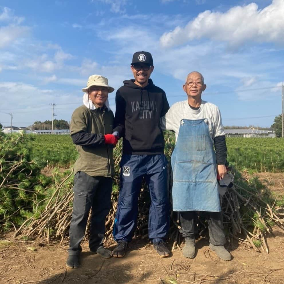 青木剛さんのインスタグラム写真 - (青木剛Instagram)「以前から『松』に興味があり、この度、ご縁があって、収穫のお手伝いをさせていただきました🙏@salt.and.pinetree  鹿嶋市が日本で有数の松の産地ということは、知りませんでした！ 収穫の現場でどんな方が携わられて、どういう作業が行われているのかを実際に体験することができて、貴重な経験でした。 『松』は、長い歳月をかけてようやく収穫になり、作業もとても大変なことなのだと実感しました。 『長寿』と『健康』の象徴であり、縁起物として扱われているそうです！  この度は、ありがとうございました！ #鹿嶋市 #全日花菜 #縁起物 #松飾り #福来祈願 #疫病退散 松飾りの限定販売もあるみたいです！ (写真６枚目)」11月19日 15時39分 - takeshiaoki15