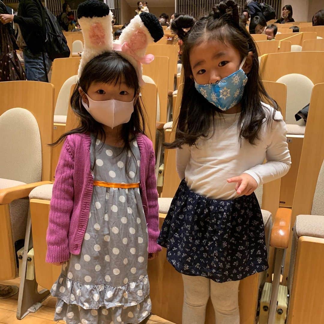 こどもちゃれんじ【公式】さんのインスタグラム写真 - (こどもちゃれんじ【公式】Instagram)「【しまじろうコンサート🎄で見つけた📷おしゃれSNAP!】  そろそろ早めのクリスマスツリーを街中でも見かけるようになってきました！ クリスマス気分を味わうなら、しまじろうコンサートにお出かけしてみませんか？ 連日会場にはたくさんのサンタさんやドレスでばっちりおしゃれしたキッズが大集結！  中でもひときわ注目を集めていたキッズをご紹介♪　 しまじろうのマスク、インパクト大でよく似合ってます♪　みみりんなりきりコーデやサンタさん風コーデのお友だちも♪ 手軽にドレスアップしたい場合には、おでかけエプロンのご購入がおススメ★ http://shimajiro.jp/concertshop/  クリスマスコンサート「しまじろうと　ふゆの　おうじょさま」、ただいまの一般販売は、「先着順」なので、お申し込みは急いで！ 一部の平日公演では大人気のまなお姉さんが登場します！ https://kodomo.benesse.ne.jp/open/hiroba_concert/winter20/  全てのコンサート会場ではパンパースの「はらまきパンツ」サンプルを無料で配布中♪ ご来場のおうちの方から好評をいただいています☆ https://www.youtube.com/watch?v=nJV0thYIFLg  #こどもちゃれんじ #しまじろう #しまじろうコンサート #まなお姉さん #コンサート #コンサートデビュー #親子でお出かけ #家族でお出かけ #親子で #親子で楽しむ #クリスマスコンサート #キッズコンサート #クリスマス #しまじろうとふゆのおうじょさま #コロナに負けるな #コロナウイルスが早く終息しますように #しまじろうとふゆのおうじょさま」11月19日 15時41分 - kodomochallenge