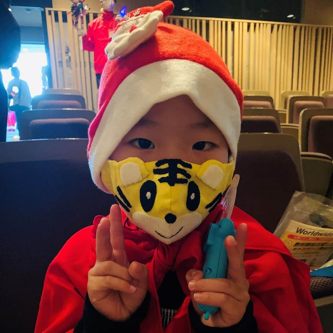 こどもちゃれんじ【公式】さんのインスタグラム写真 - (こどもちゃれんじ【公式】Instagram)「【しまじろうコンサート🎄で見つけた📷おしゃれSNAP!】  そろそろ早めのクリスマスツリーを街中でも見かけるようになってきました！ クリスマス気分を味わうなら、しまじろうコンサートにお出かけしてみませんか？ 連日会場にはたくさんのサンタさんやドレスでばっちりおしゃれしたキッズが大集結！  中でもひときわ注目を集めていたキッズをご紹介♪　 しまじろうのマスク、インパクト大でよく似合ってます♪　みみりんなりきりコーデやサンタさん風コーデのお友だちも♪ 手軽にドレスアップしたい場合には、おでかけエプロンのご購入がおススメ★ http://shimajiro.jp/concertshop/  クリスマスコンサート「しまじろうと　ふゆの　おうじょさま」、ただいまの一般販売は、「先着順」なので、お申し込みは急いで！ 一部の平日公演では大人気のまなお姉さんが登場します！ https://kodomo.benesse.ne.jp/open/hiroba_concert/winter20/  全てのコンサート会場ではパンパースの「はらまきパンツ」サンプルを無料で配布中♪ ご来場のおうちの方から好評をいただいています☆ https://www.youtube.com/watch?v=nJV0thYIFLg  #こどもちゃれんじ #しまじろう #しまじろうコンサート #まなお姉さん #コンサート #コンサートデビュー #親子でお出かけ #家族でお出かけ #親子で #親子で楽しむ #クリスマスコンサート #キッズコンサート #クリスマス #しまじろうとふゆのおうじょさま #コロナに負けるな #コロナウイルスが早く終息しますように #しまじろうとふゆのおうじょさま」11月19日 15時41分 - kodomochallenge