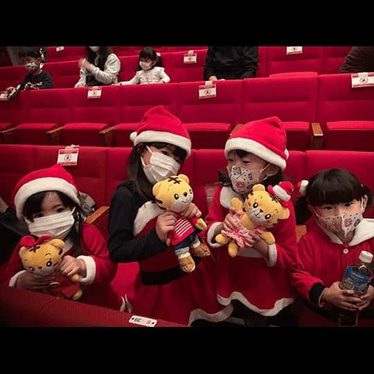 こどもちゃれんじ【公式】さんのインスタグラム写真 - (こどもちゃれんじ【公式】Instagram)「【しまじろうコンサート🎄で見つけた📷おしゃれSNAP!】  そろそろ早めのクリスマスツリーを街中でも見かけるようになってきました！ クリスマス気分を味わうなら、しまじろうコンサートにお出かけしてみませんか？ 連日会場にはたくさんのサンタさんやドレスでばっちりおしゃれしたキッズが大集結！  中でもひときわ注目を集めていたキッズをご紹介♪　 しまじろうのマスク、インパクト大でよく似合ってます♪　みみりんなりきりコーデやサンタさん風コーデのお友だちも♪ 手軽にドレスアップしたい場合には、おでかけエプロンのご購入がおススメ★ http://shimajiro.jp/concertshop/  クリスマスコンサート「しまじろうと　ふゆの　おうじょさま」、ただいまの一般販売は、「先着順」なので、お申し込みは急いで！ 一部の平日公演では大人気のまなお姉さんが登場します！ https://kodomo.benesse.ne.jp/open/hiroba_concert/winter20/  全てのコンサート会場ではパンパースの「はらまきパンツ」サンプルを無料で配布中♪ ご来場のおうちの方から好評をいただいています☆ https://www.youtube.com/watch?v=nJV0thYIFLg  #こどもちゃれんじ #しまじろう #しまじろうコンサート #まなお姉さん #コンサート #コンサートデビュー #親子でお出かけ #家族でお出かけ #親子で #親子で楽しむ #クリスマスコンサート #キッズコンサート #クリスマス #しまじろうとふゆのおうじょさま #コロナに負けるな #コロナウイルスが早く終息しますように #しまじろうとふゆのおうじょさま」11月19日 15時41分 - kodomochallenge