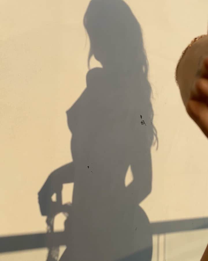 チャーリー・ジョーダンのインスタグラム：「I had a very long conversation with someone the other day about the female body. My whole life I’ve wondered why guys can walk around without shirts but we can’t, why the female body is so over sexualized, and when I tell you I just sat here for the past 10 minutes and debated whether or not I should post this....it makes me laugh. I think it’s beautiful and creative, and the female form is so intricate. It would be so cool if we could normalize it to a point where it’s not over sexualized, when I traveled to places like Spain or really anywhere in Europe everybody was so gender neutral and open. I saw naked babies, naked young adults, and naked old people all over the beaches and nobody was batting an eye! And obviously I’m not blind to the fact that it is sexualized here in the US, but each day is your own and so is your opinion. I’m always trying to learn, and so should you. BUT ANYWAYS...Instagram has very restrictive content rules so I post all my implied shoots and bts like this on my OnlyFans if you want to check it out 💕」