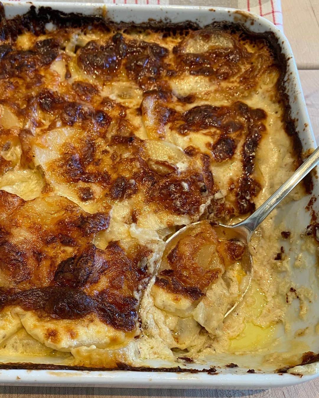 アイナ・ガーテンのインスタグラム：「Instead of mashed potatoes, this year I’m making a potato dish with a twist - Potato Fennel Gratin.  It’s rich and creamy and infused with onions, fennel, and Gruyère cheese — Yum! You can assemble it early in the day and bake it before dinner.  Recipe link in profile. #microthanksgiving #thebarefootcontessacookbook #staysafe」